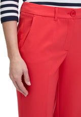 Pantalon rouge avec pli