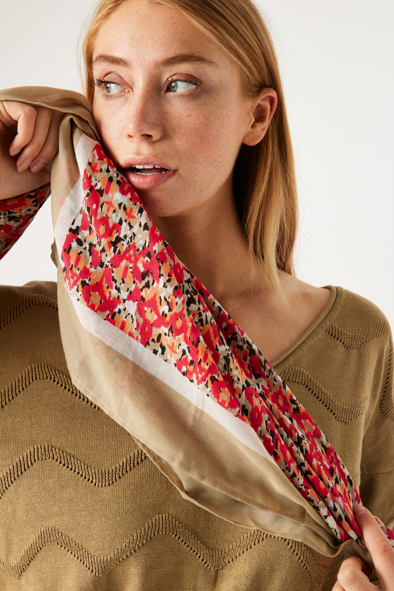 Foulard rose avec imprimé